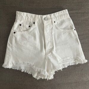 White Denim Shorts ZARA, Size 0 • High-waisted🩷